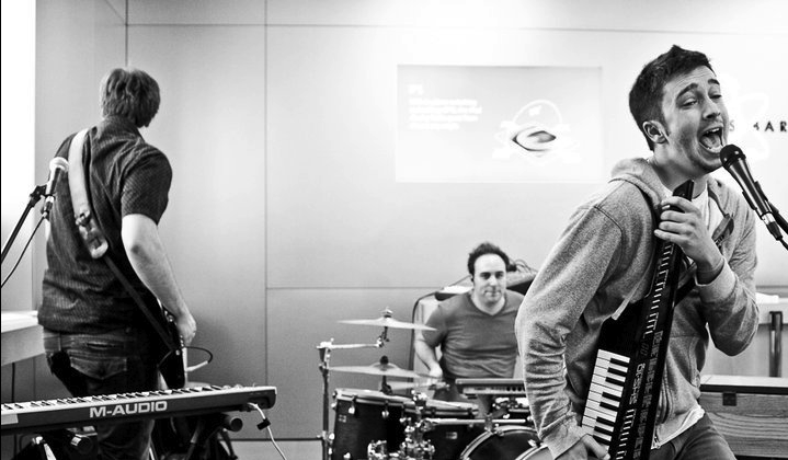 Practica con los primeros integrantes de la banda.